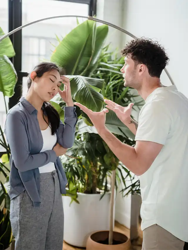 Hombre discutiendo con su pareja mientras ella muestra frustración, retratando problemas de comunicación en relaciones amorosas