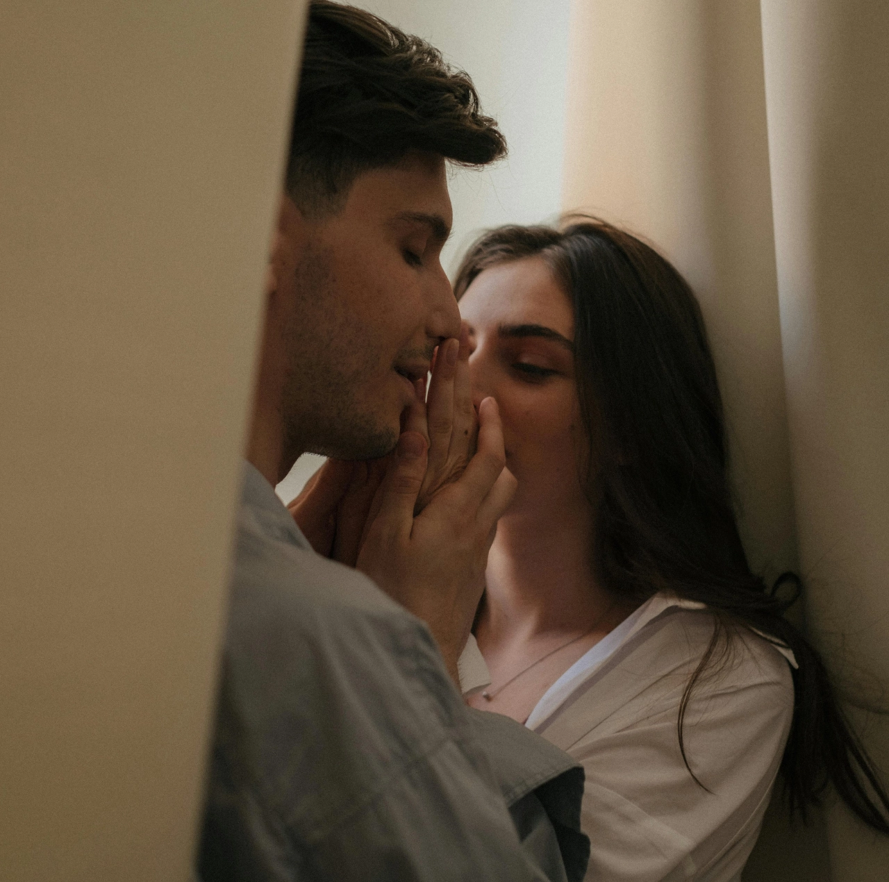 Pareja en un momento íntimo mostrando cercanía y cómo recuperar la confianza en tu pareja.