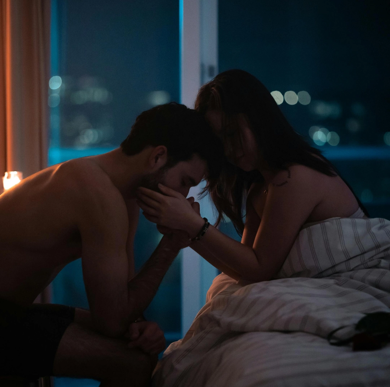Pareja en un momento íntimo y reflexivo mostrando cómo recuperar la confianza en tu pareja.