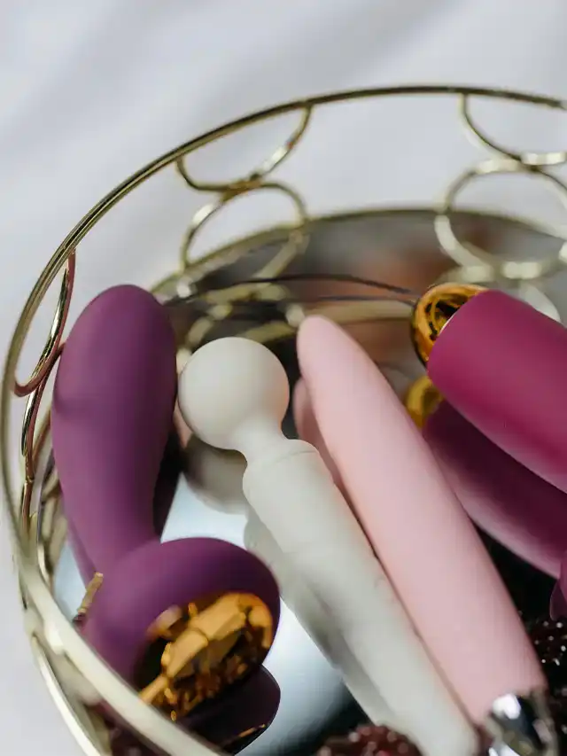 Colección de vibradores de colores en una bandeja decorativa, destacando juguetes sexuales para mujeres