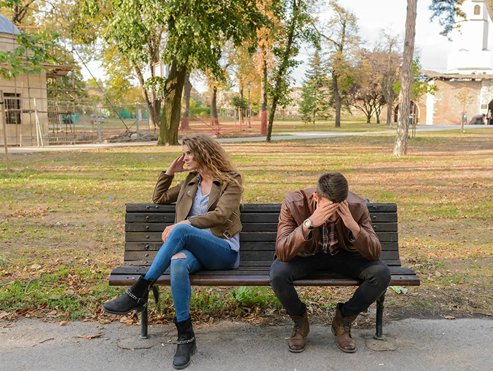 Pareja distanciada emocionalmente en un parque aplicando contacto cero
