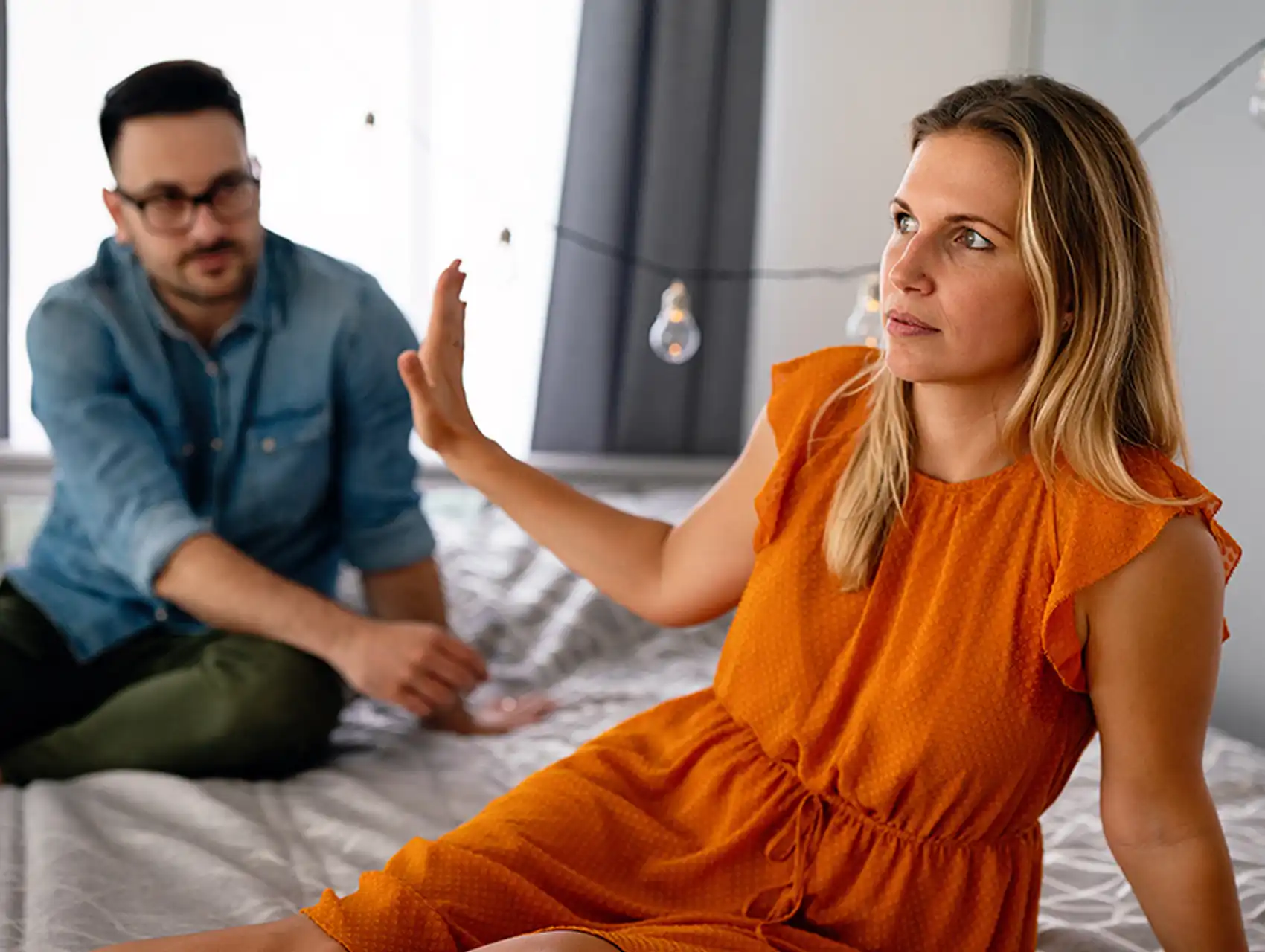 Mujer establece límites en una relación usando el contacto cero