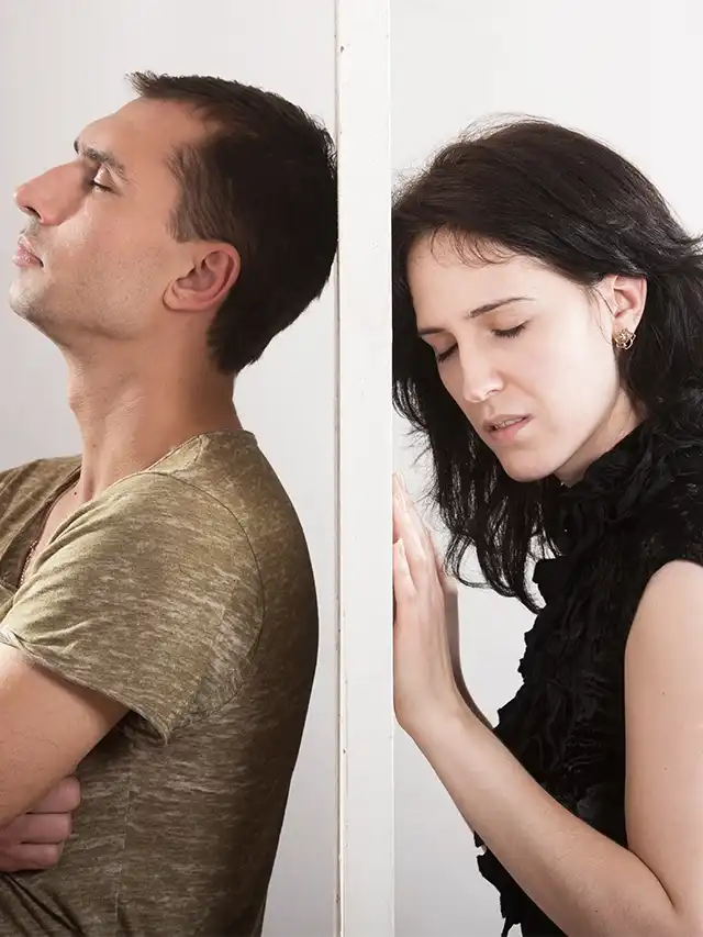 Hombre y mujer separados por una pared durante un proceso de contacto cero