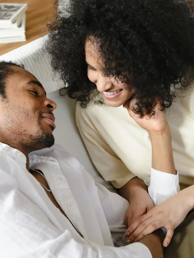 Pareja sonriendo y abrazados en casa, imagen relacionada con problemas de pareja
