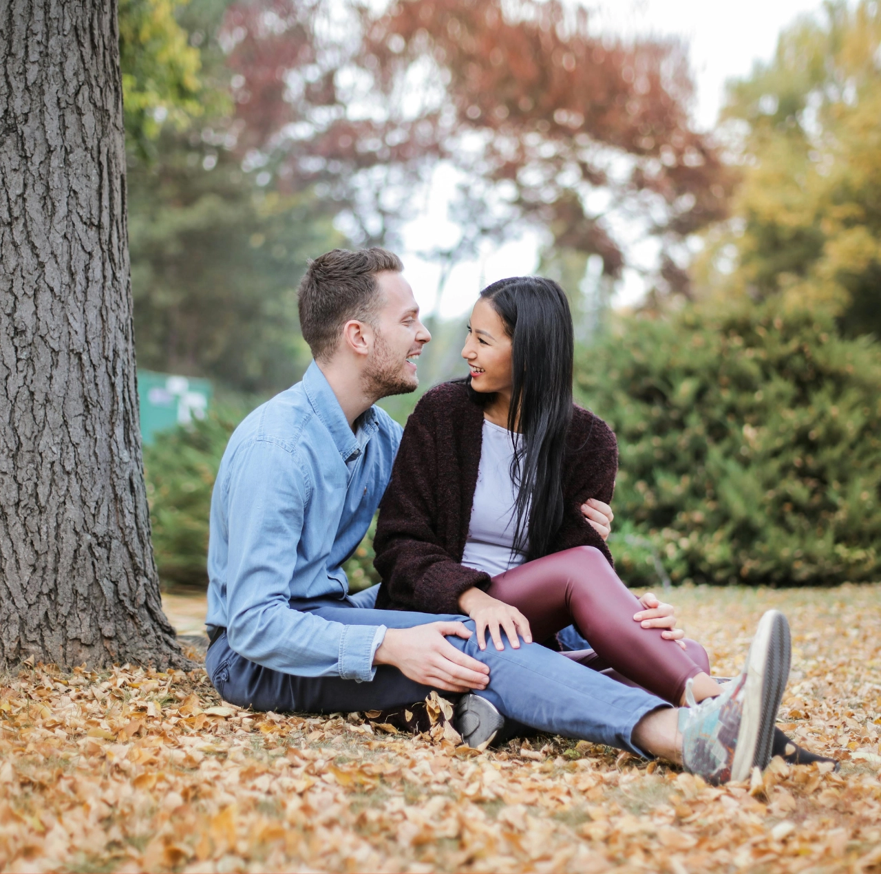Pareja sentada en un parque disfrutando de una conversación, ilustrando green flags en una relación.