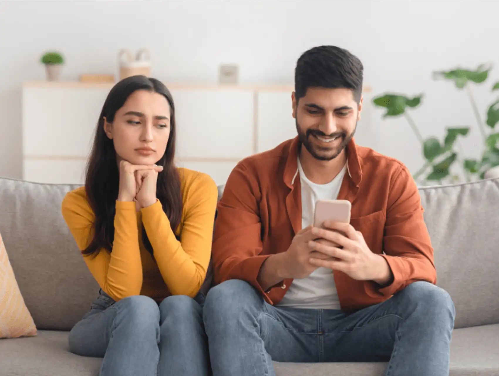 Pareja discutiendo en un pasillo con tensión evidente, una clara red flag en una relación