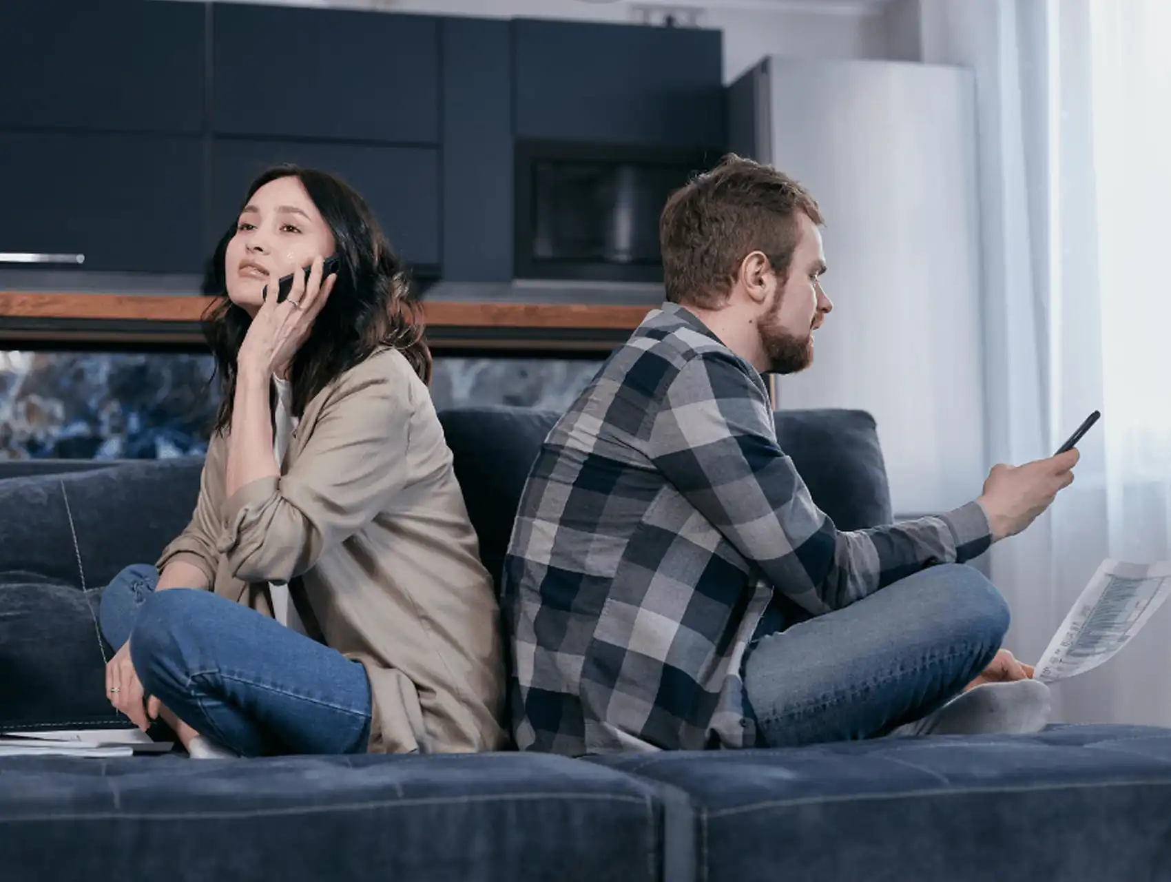 Hombre ignorando a su pareja mientras ella lo observa con molestia, señal clara de red flags en una relación