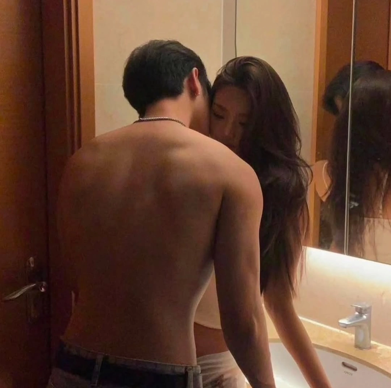 Pareja abrazándose con intimidad en el baño, representando el derecho a ejercer y disfrutar plenamente mi vida sexual.