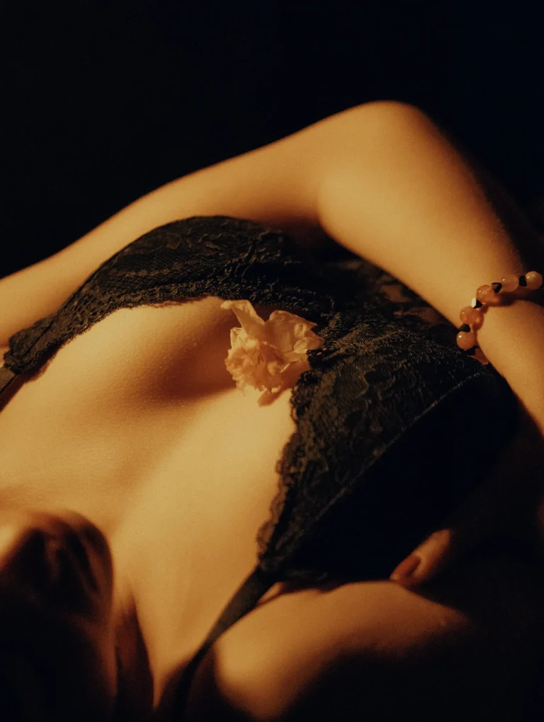 Primer plano sensual de una mujer en lencería negra – orgasmo de pezón
