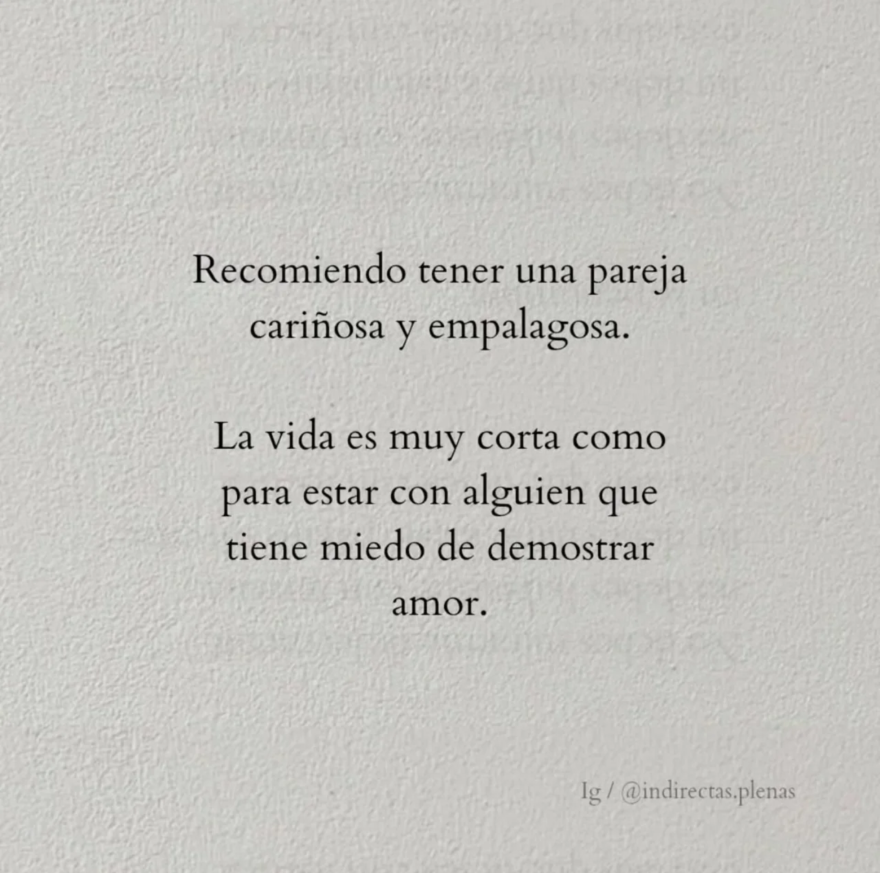 Frase sobre elegir una pareja cariñosa y afectuosa sin miedo a demostrar amor, en fondo claro con textura.