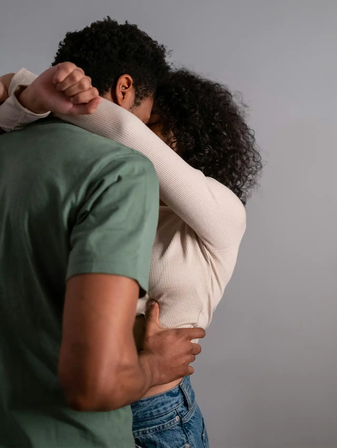 Pareja abrazándose con ternura en un ambiente íntimo, reflejando metas de pareja.