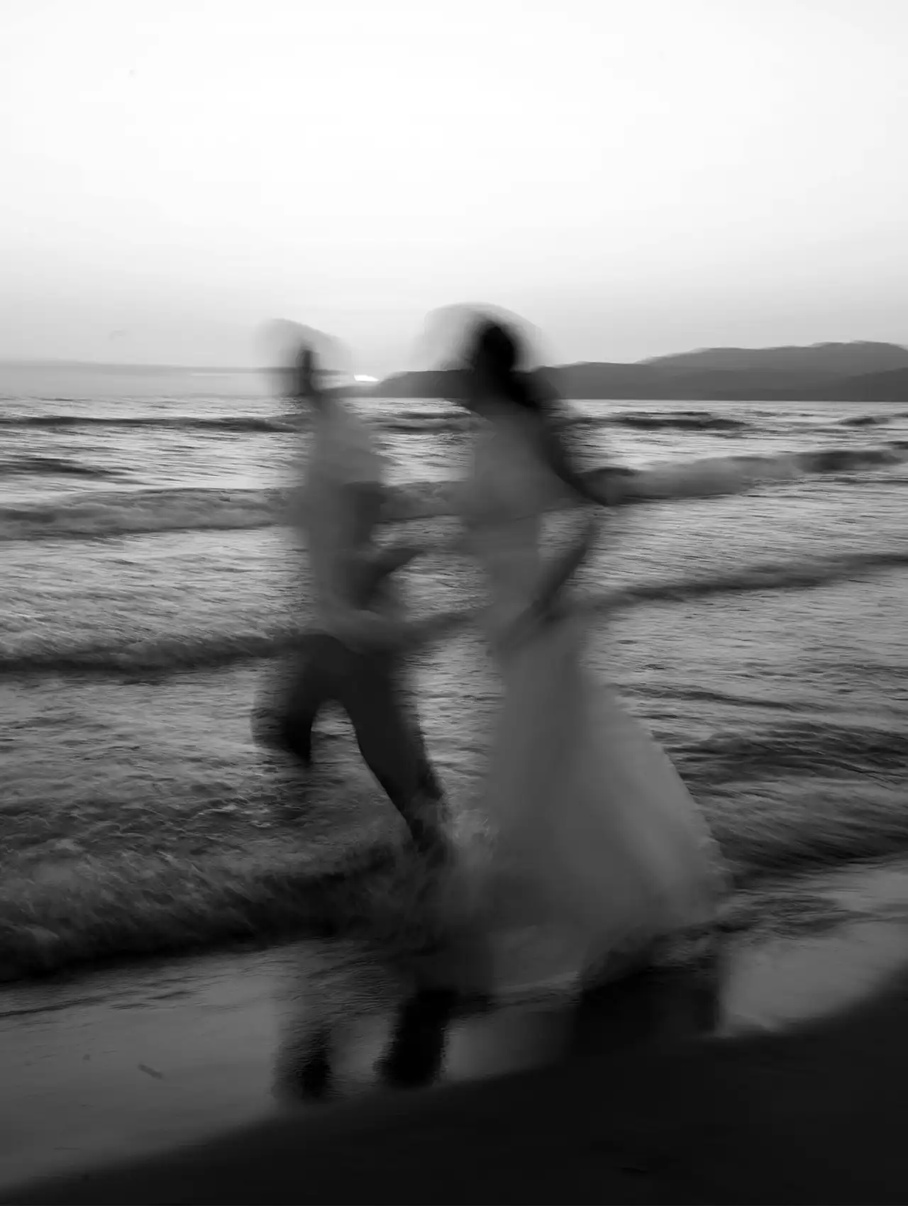 Imagen artística de pareja corriendo en la playa con atuendo de boda, enfocada en metas de pareja.