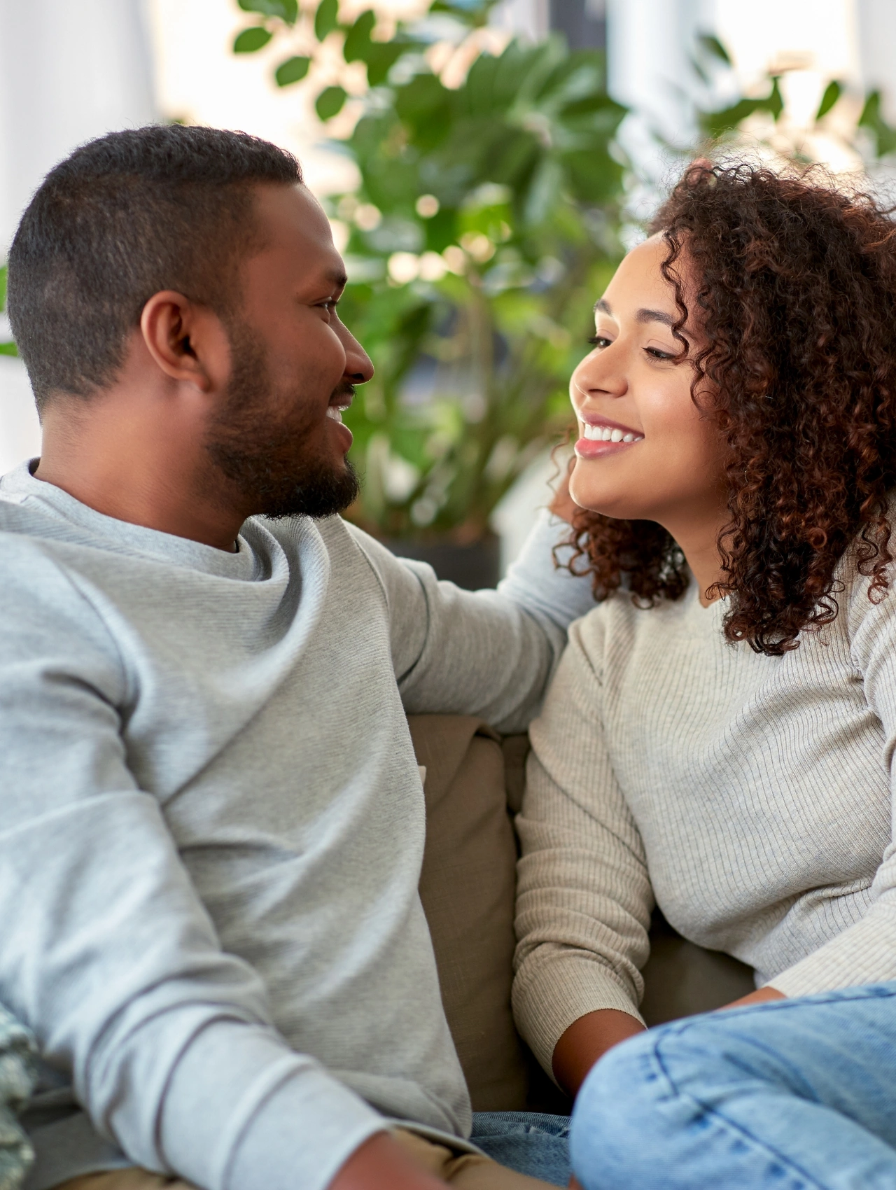 Pareja sonriendo y conversando con calma, una representación visual de cómo es una relación sana donde existen discusiones, pero no se destruyen.