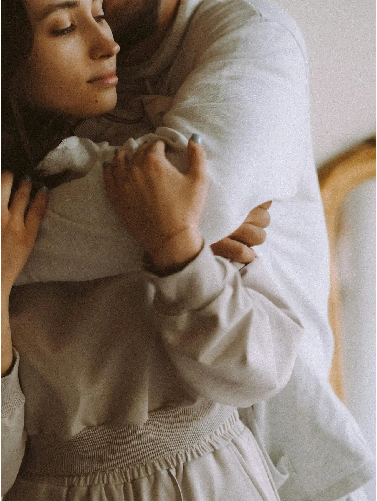 Pareja abrazándose con ternura desde cerca, mostrando confianza en una relación