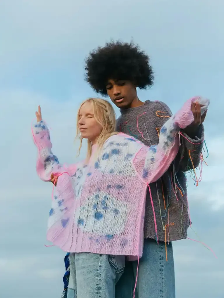 Pareja abrazada al aire libre con ropa colorida, simbolizando límites en una relación sin perder el amor