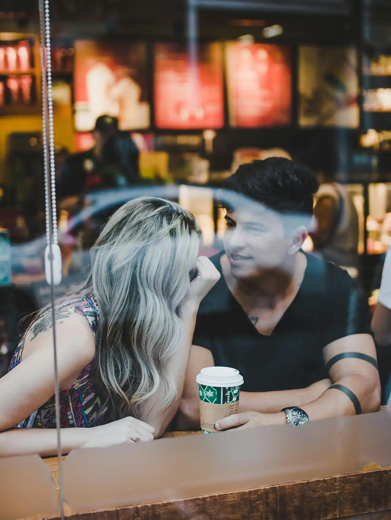 Pareja conversando en una cafetería, escena íntima sobre preguntas clave y límites en una relación