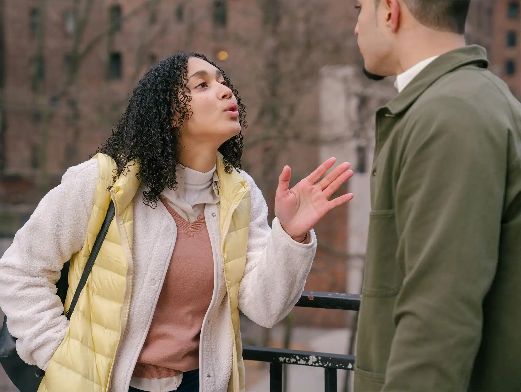 Mujer hablando con su pareja en la calle, cómo controlar los celos y la desconfianza en la pareja.