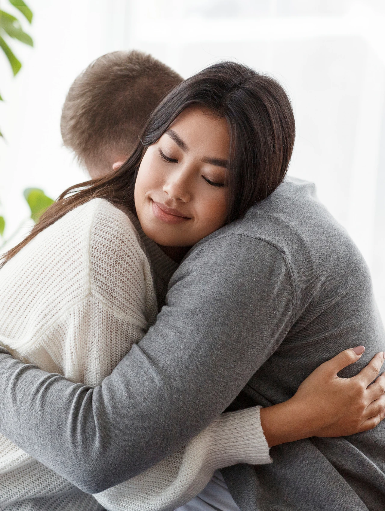 Mujer y hombre abrazándose con ternura durante una sesión, ilustrando el concepto de "Cómo es una terapia".