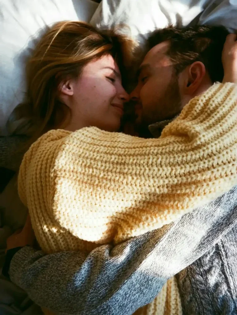 Pareja abrazada en la cama sonriendo – cómo mejorar la relación de pareja con intimidad y confianza.