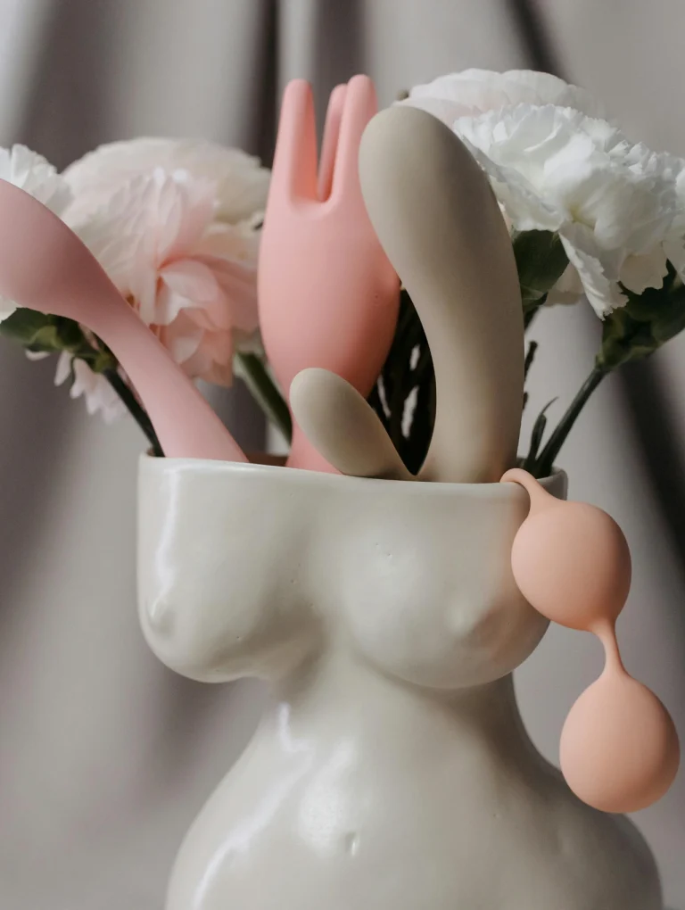 Juguetes sexuales para mujeres 2025 en un jarrón artístico con flores.