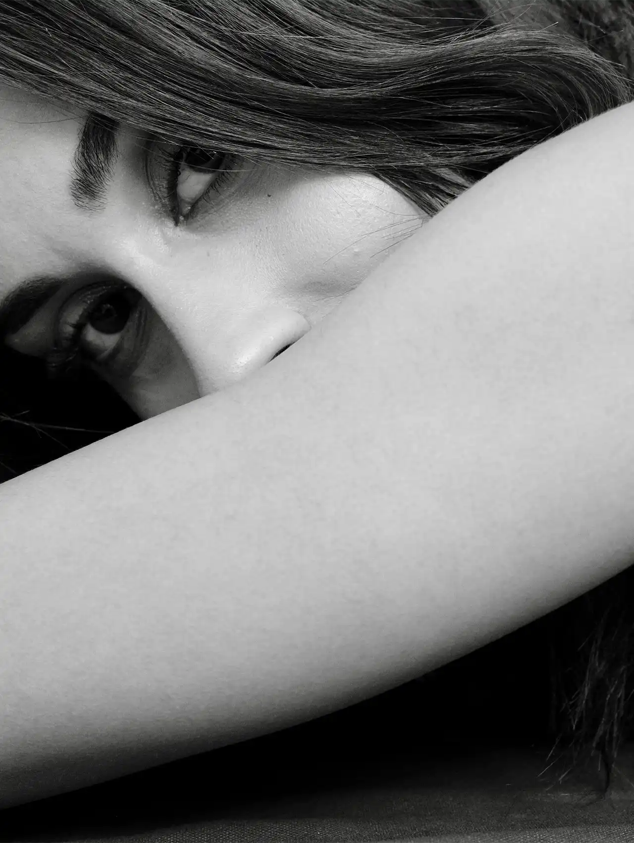 Primer plano artístico de una mujer con mirada intensa en blanco y negro, simbolizando el orgasmo femenino clitoriano.