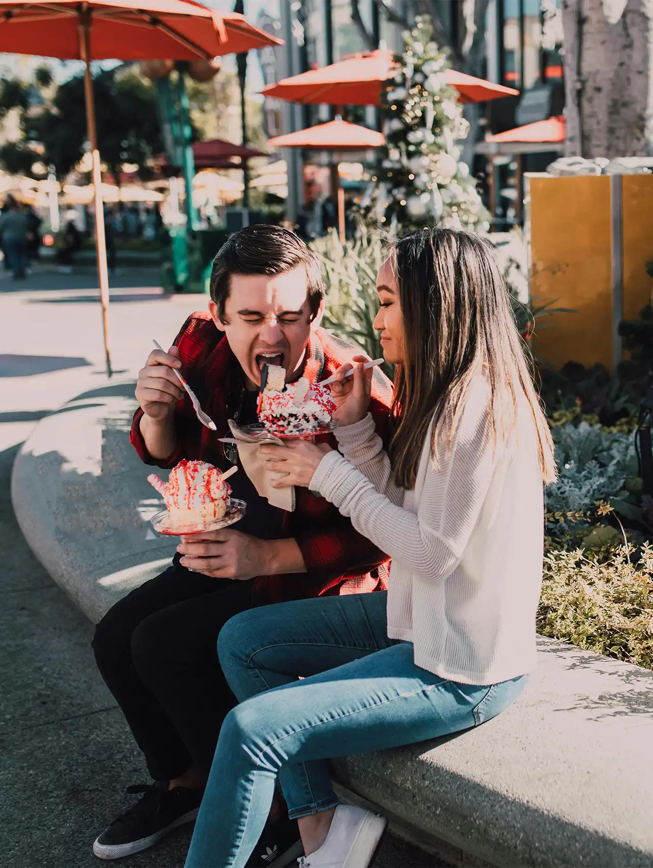 Pareja joven compartiendo un helado gigante en una salida divertida, citas románticas