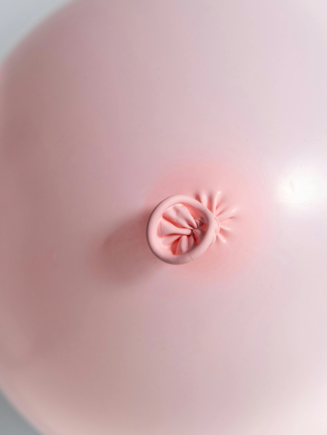 Pinzas y chupones para pezones en fondo creativo, tendencia dentro de los juguetes sexuales para mujeres.
