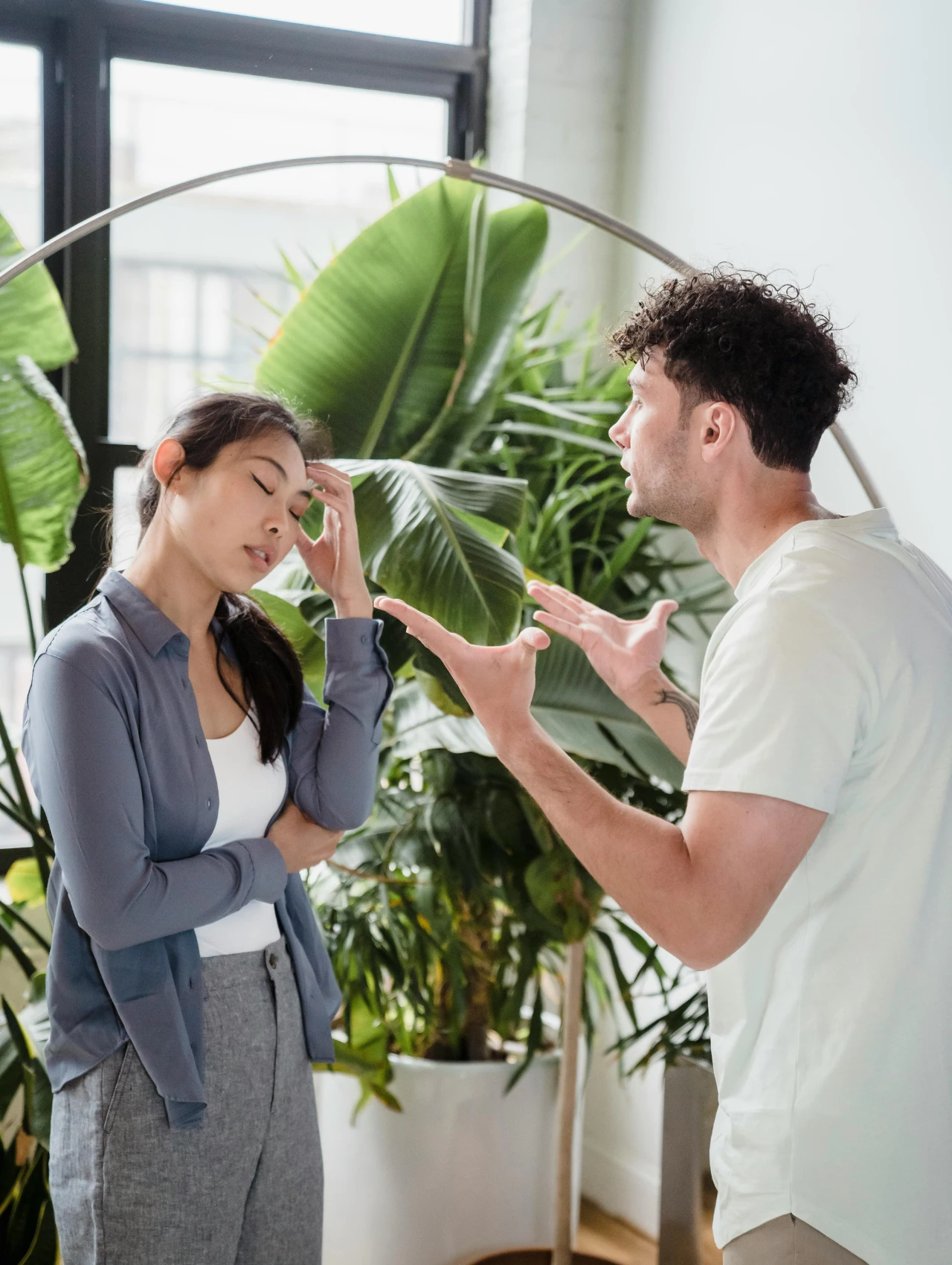 Pareja discutiendo con tensión en un entorno moderno – ¿Qué es la infidelidad en la actualidad?
