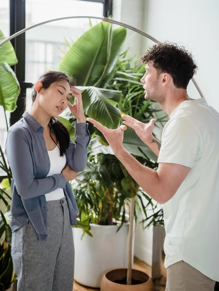 Mujer molesta discutiendo con su pareja, ejemplo de red flags en una relación.