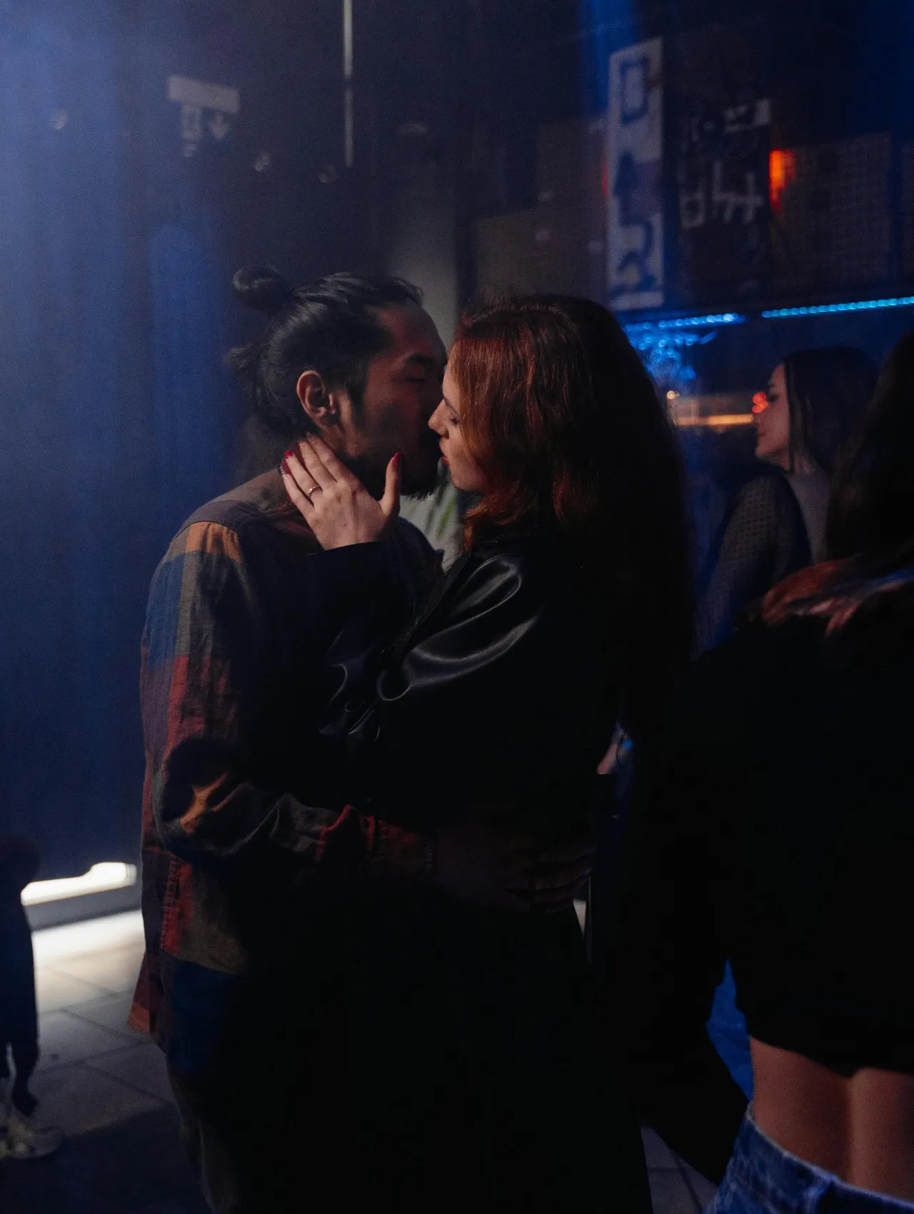 Pareja besándose en una discoteca, mostrando confianza y cercanía en una relación seria.
