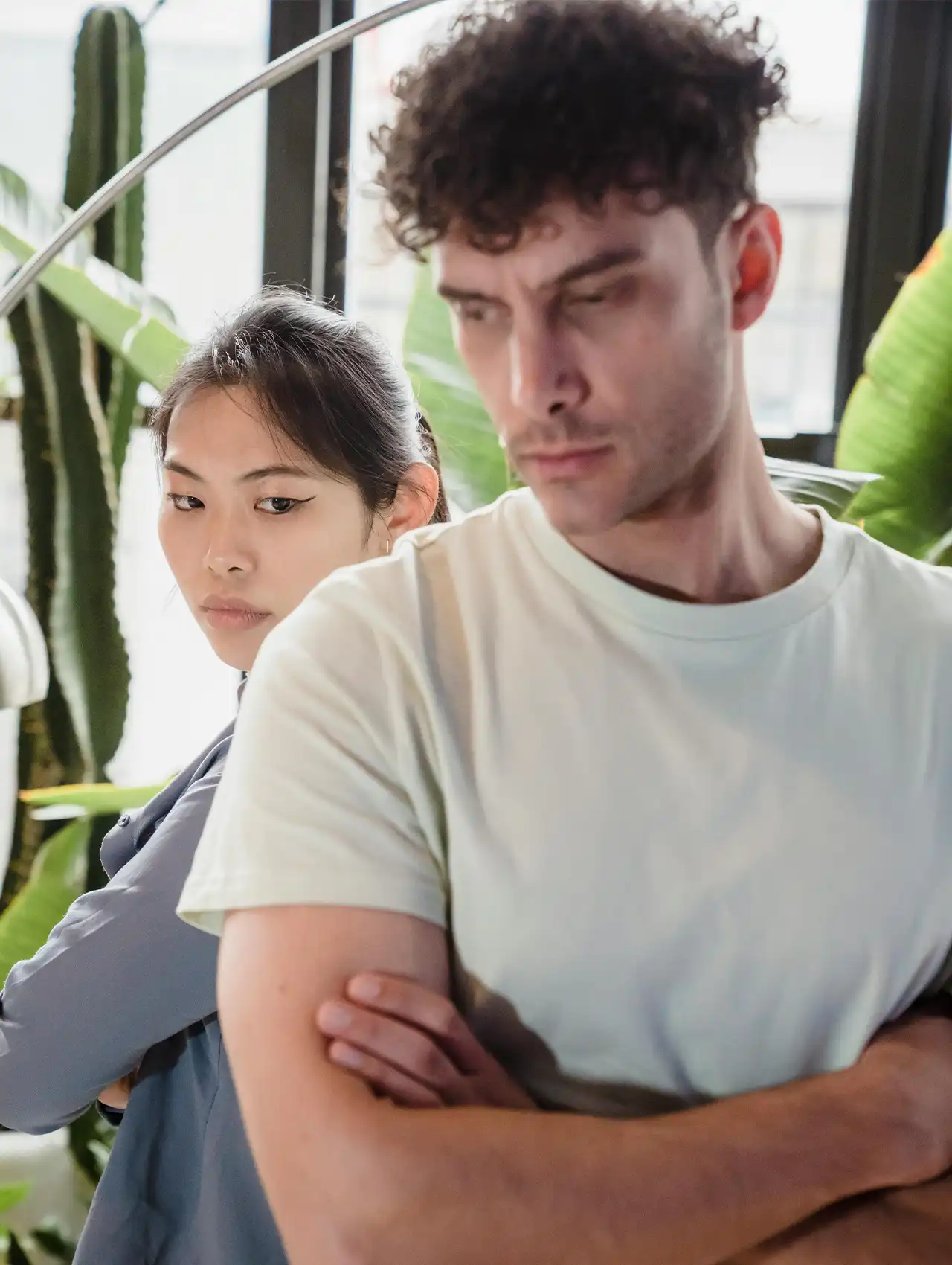 Pareja de espaldas mostrando distancia emocional, un desafío común en las relaciones amorosas.
