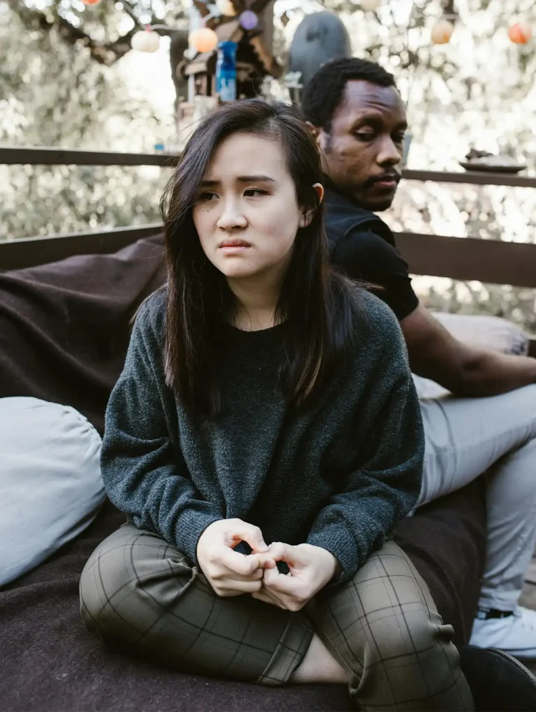 Pareja con tensión emocional, expertos en relaciones explican señales de infidelidad de una mujer.