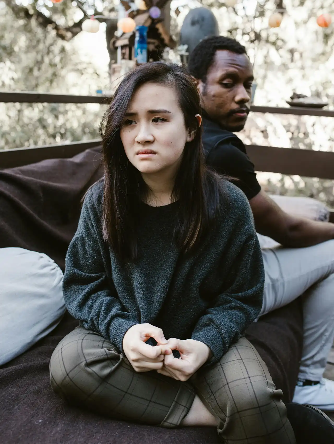 Pareja con tensión emocional, expertos en relaciones explican señales de infidelidad de una mujer.