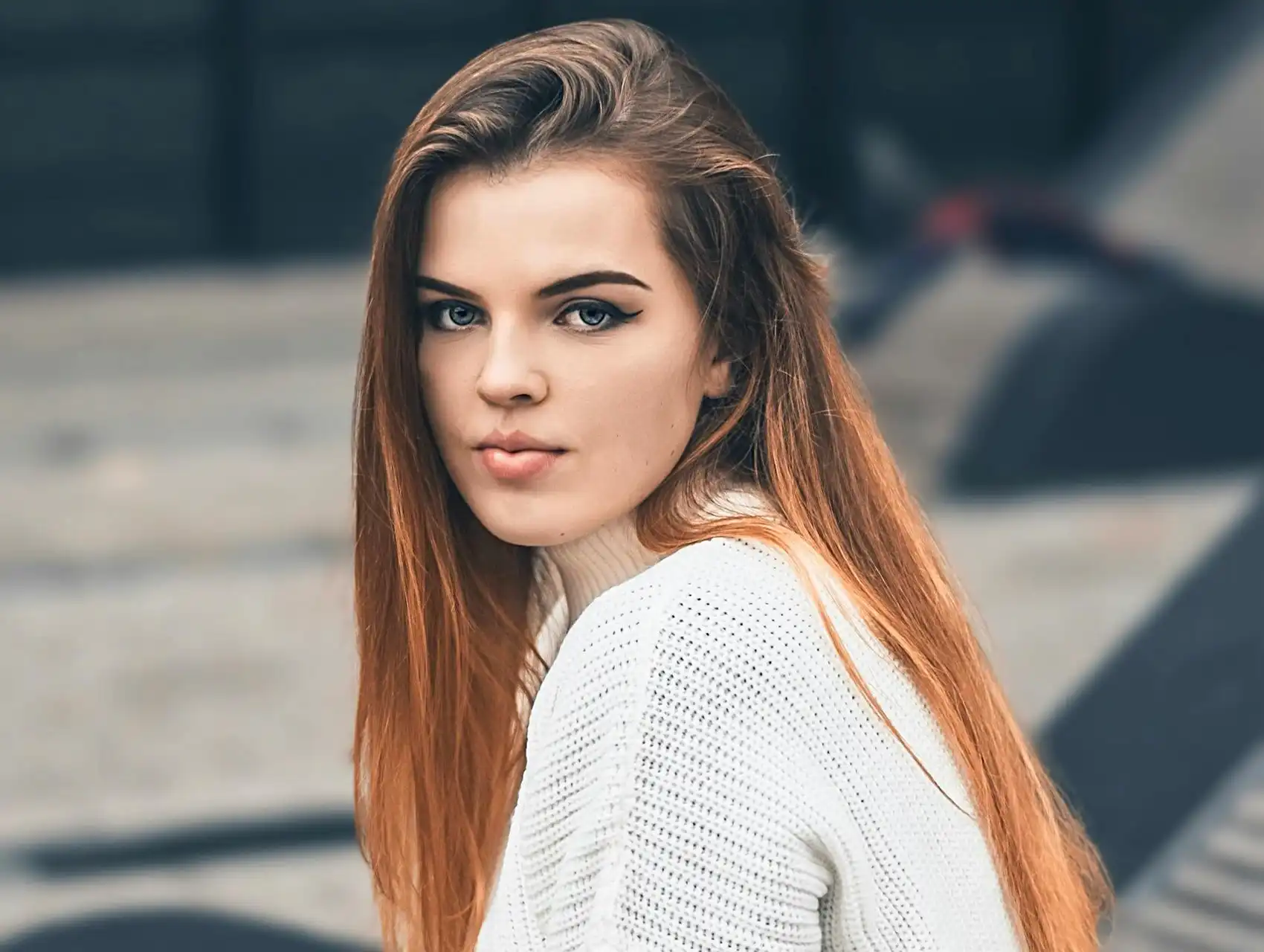 Mujer joven con mirada distante, señales sociales y contextuales de infidelidad de una mujer.