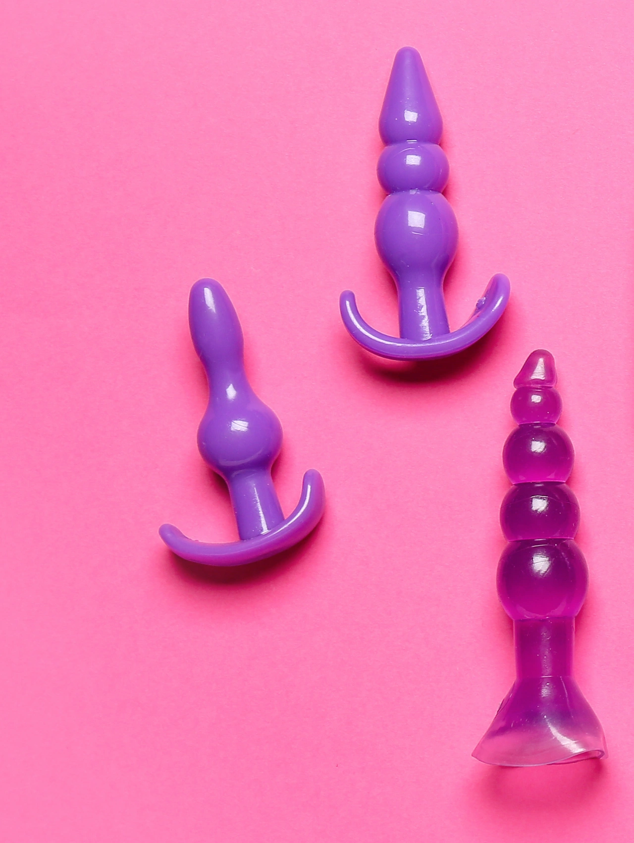 Tapones anales de silicona morados, destacados entre los juguetes sexuales para mujeres que buscan explorar nuevas sensaciones.