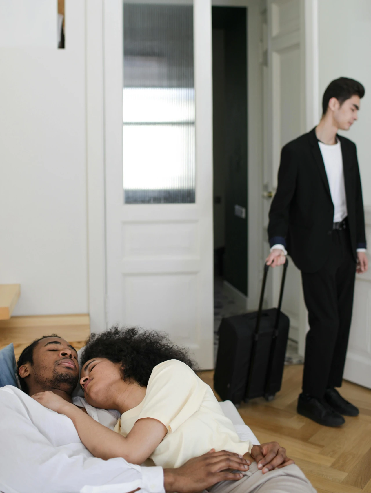 Hombre entrando a una habitación y encontrando a su pareja en la cama con otro – tipos de infidelidad.