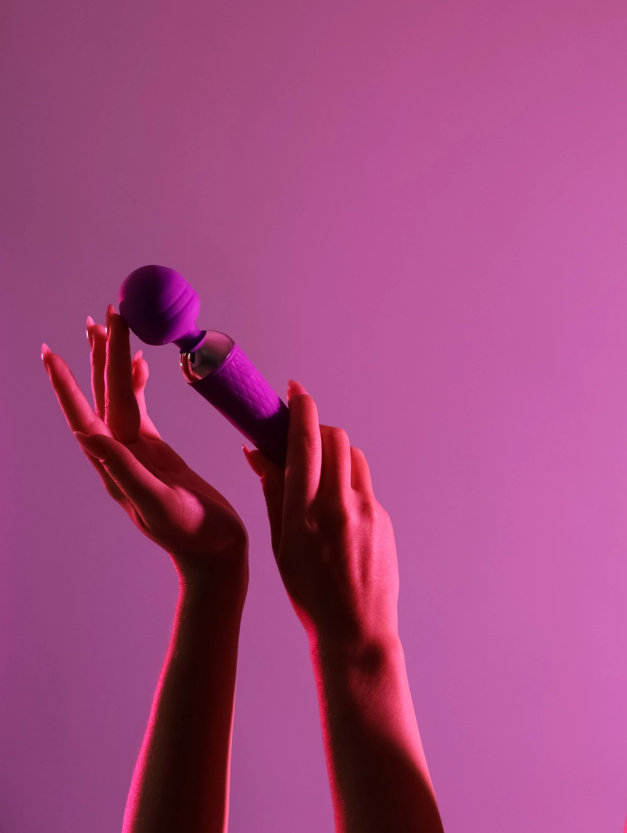 Dildos realistas morados presentados en fondo rosa, populares entre los juguetes sexuales para mujeres en 2025.