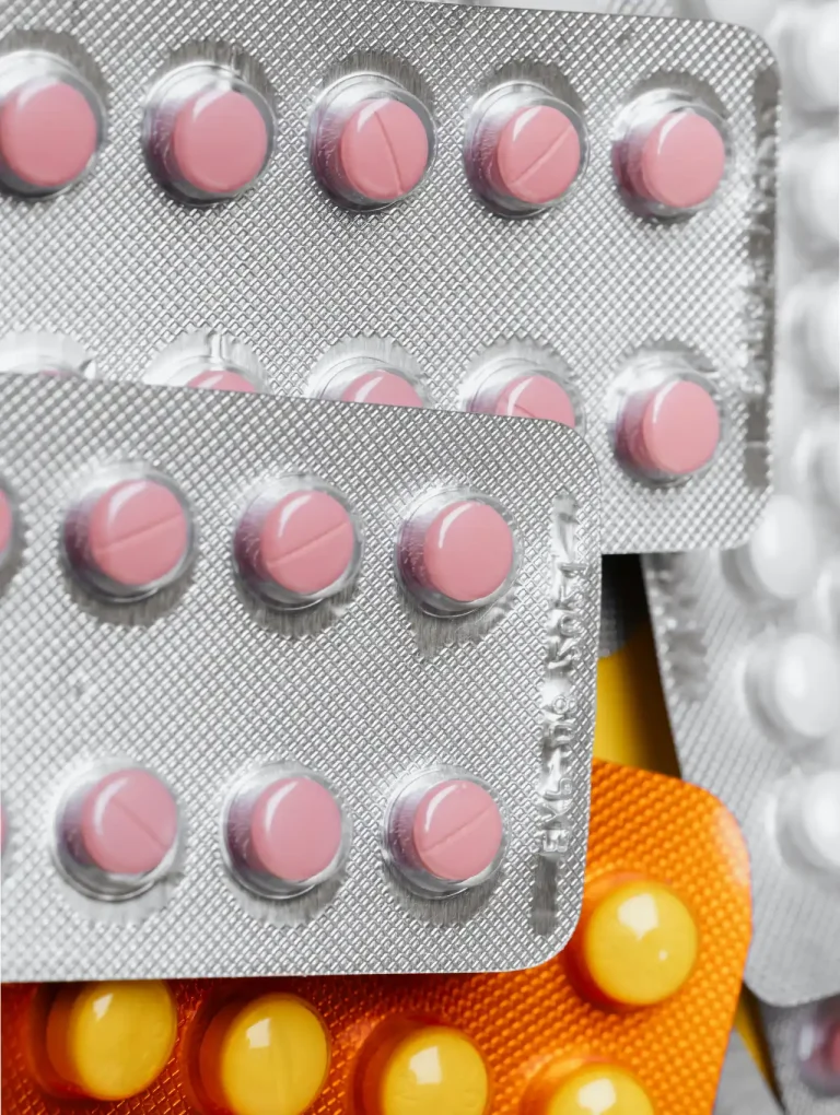 Blíster con píldoras rosas y amarillas — cuales son las mejores pastillas anticonceptivas