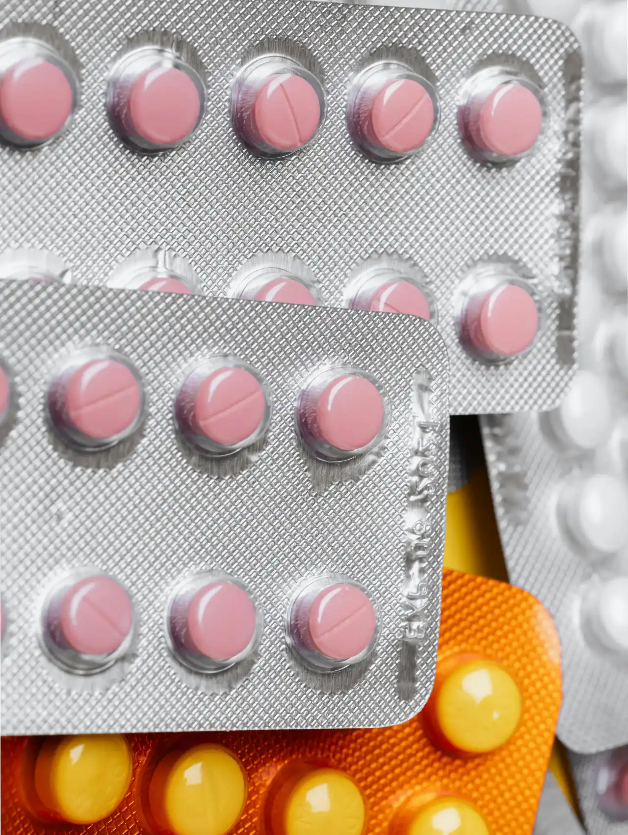 Blíster con píldoras rosas y amarillas — cuales son las mejores pastillas anticonceptivas