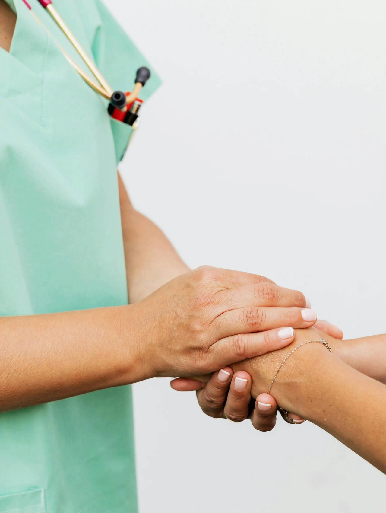 Profesional de la salud tomando la mano de una paciente, simbolizando apoyo y respuestas a preguntas sobre los métodos anticonceptivos