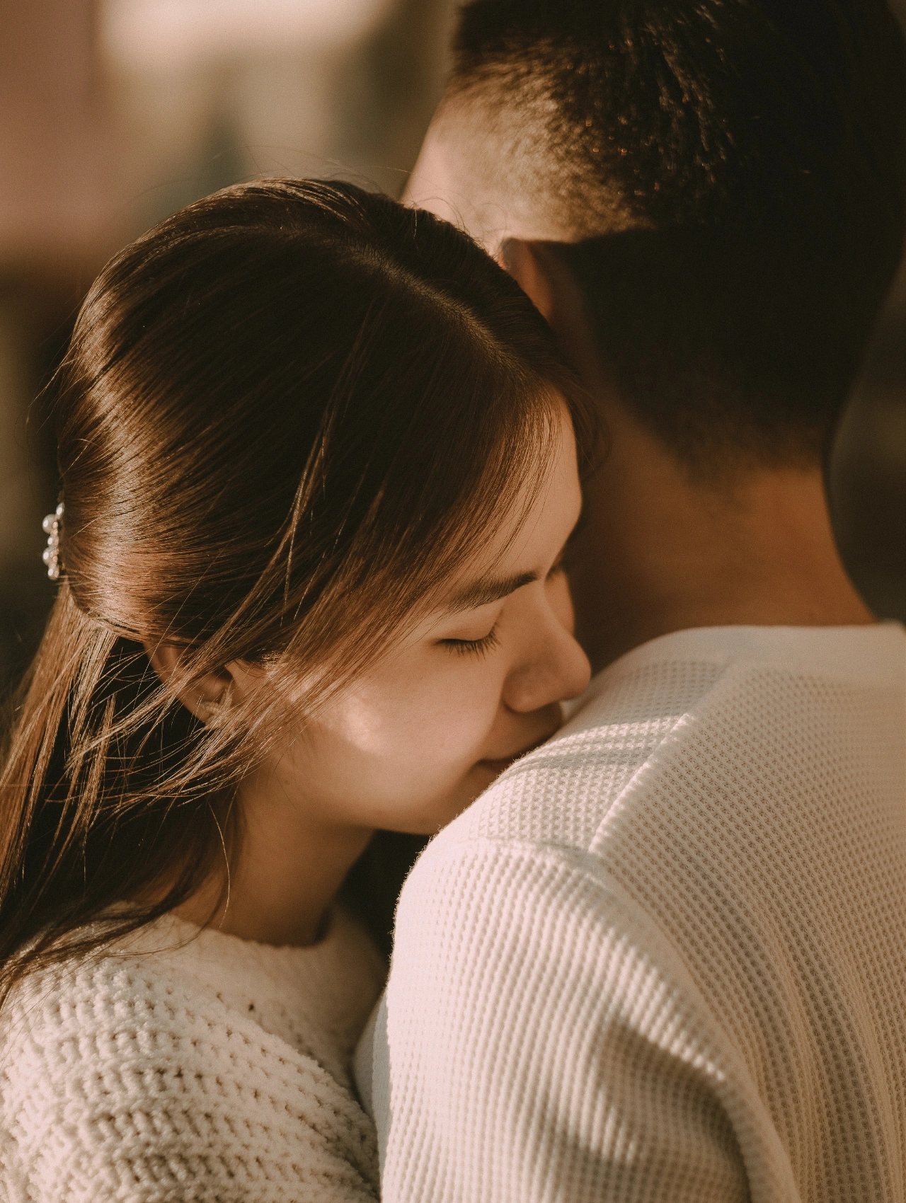 Pareja abrazándose con ternura – frases para enamorar a una mujer con palabras llenas de amor y madurez.