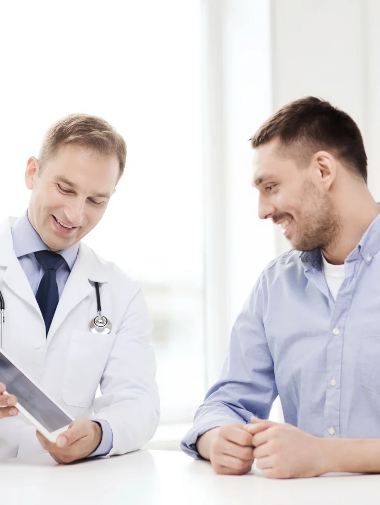 Médico explicando a un paciente los avances de la inyección anticonceptiva para hombres en 2025.