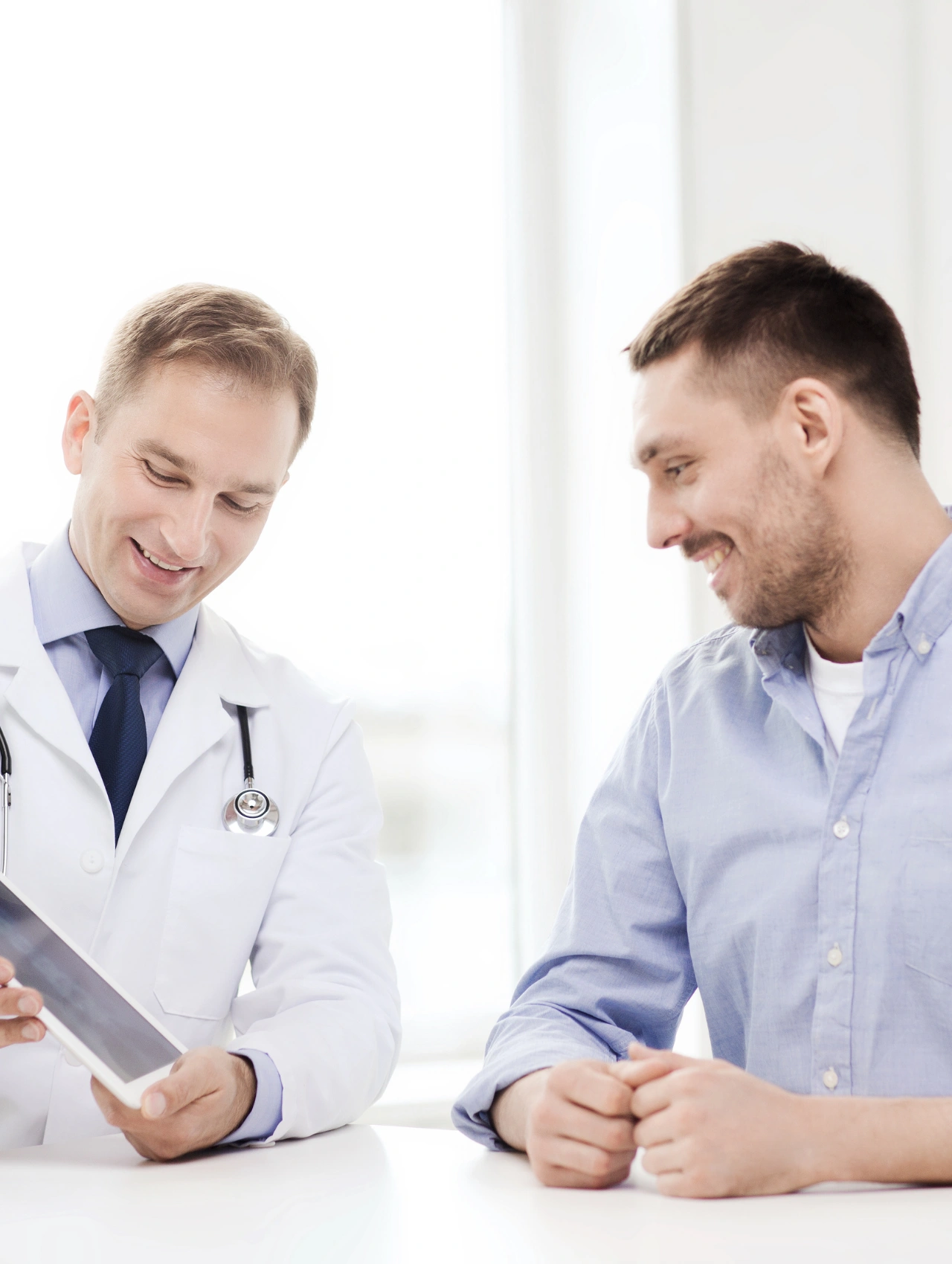 Médico explicando a un paciente los avances de la inyección anticonceptiva para hombres en 2025.