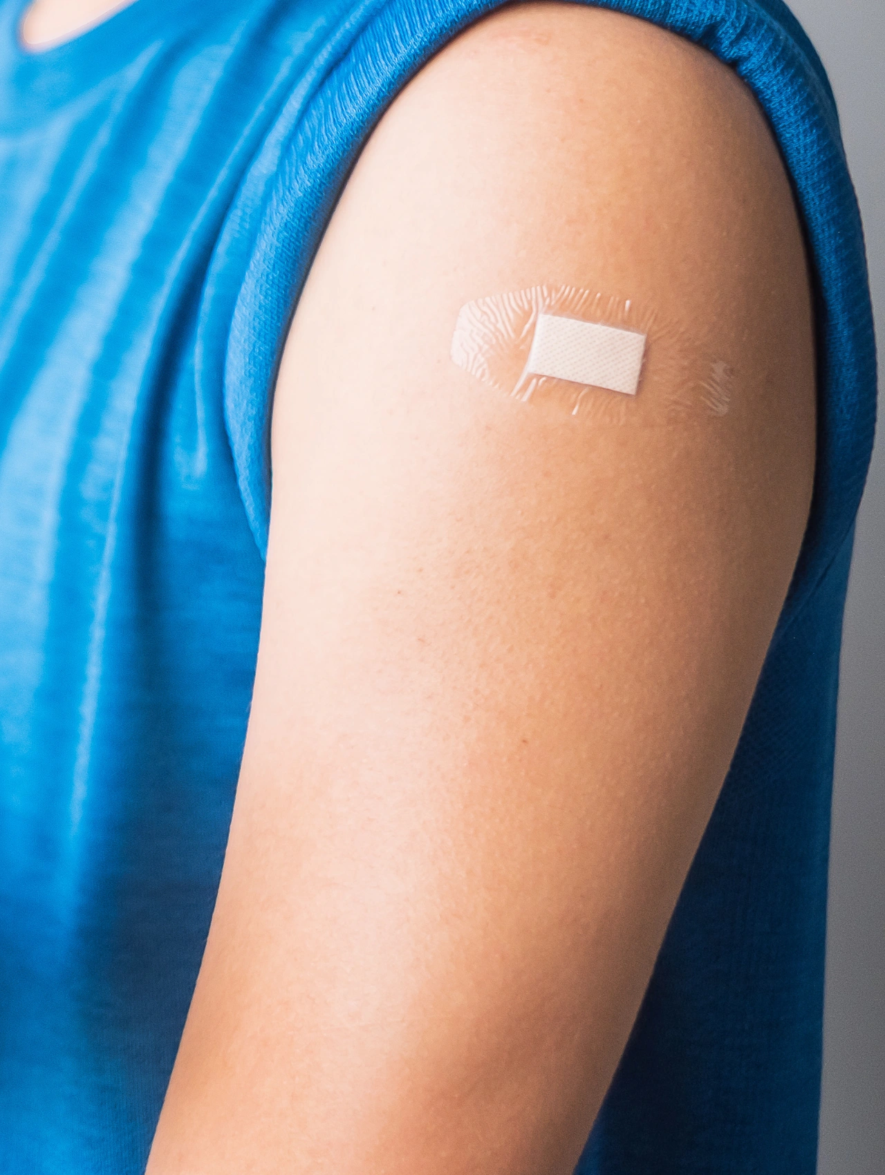 Persona con un parche adhesivo en el brazo después de una inyección anticonceptiva para hombres, ilustrando disponibilidad y uso potencial de este método.