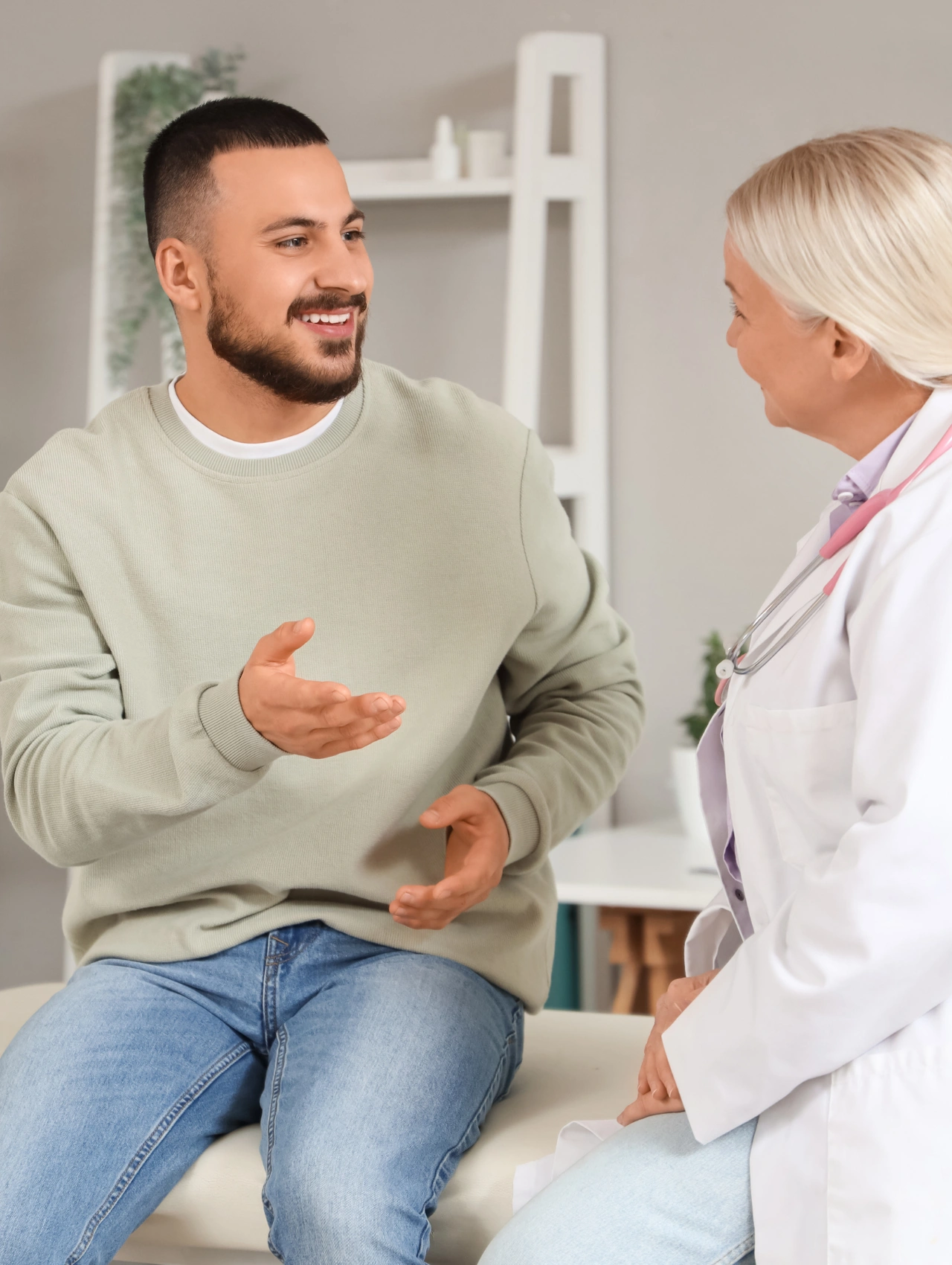 Hombre conversando con una profesional de la salud sobre la inyección anticonceptiva para hombres y otras alternativas disponibles para la planificación familiar masculina.
