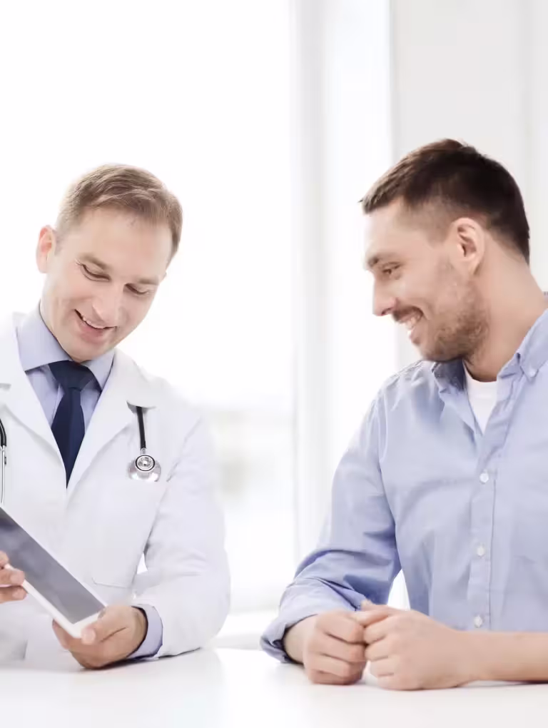 Médico explicando a un paciente los avances de la inyección anticonceptiva para hombres en 2025.