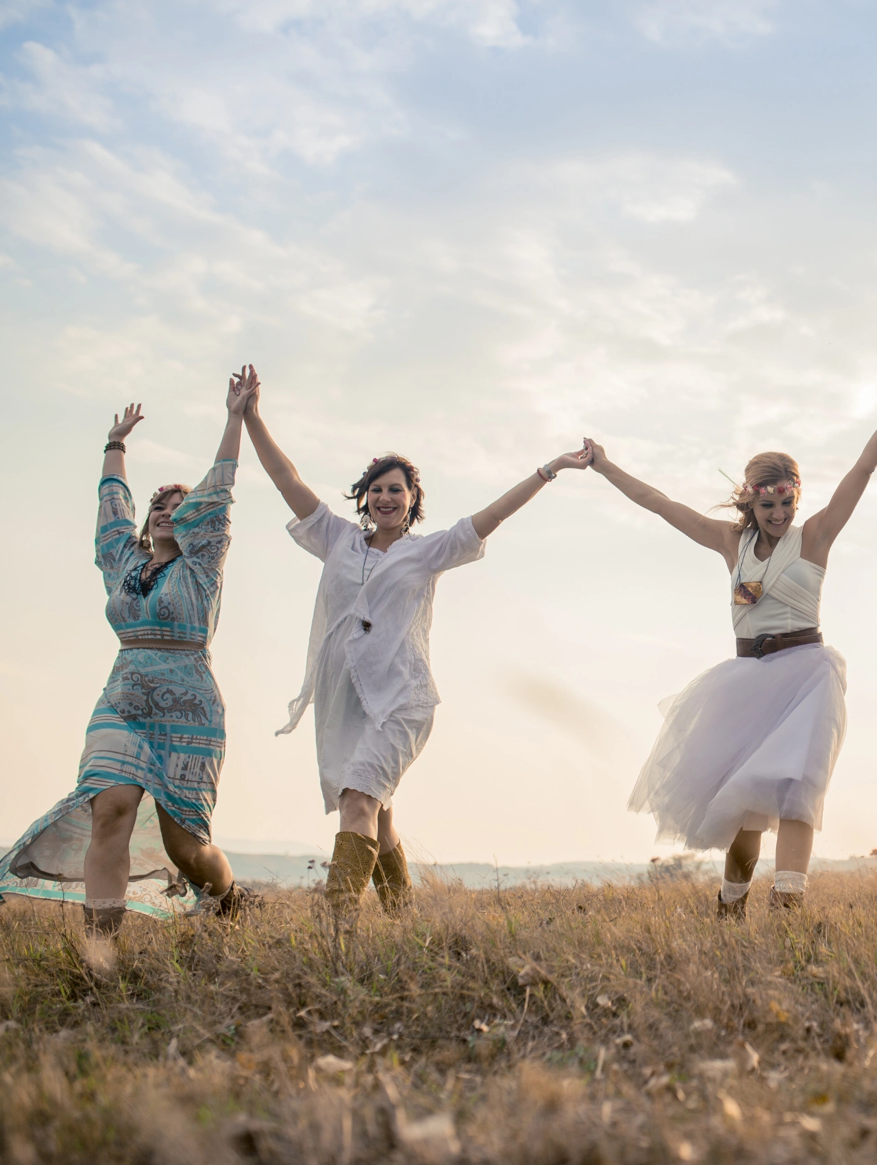 Tres mujeres caminando al aire libre con actitud libre y alegre, ilustrando bienestar y confianza mientras exploran si las pastillas anticonceptivas son seguras