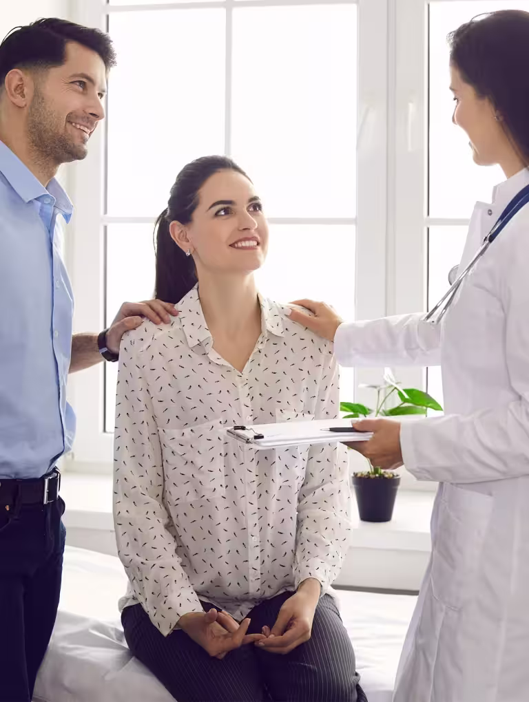 Pareja conversando con una médica durante una consulta: representación visual para el artículo "7 Preguntas sobre los métodos anticonceptivos que toda pareja debería hacerse", preguntas sobre los métodos anticonceptivos, métodos anticonceptivos