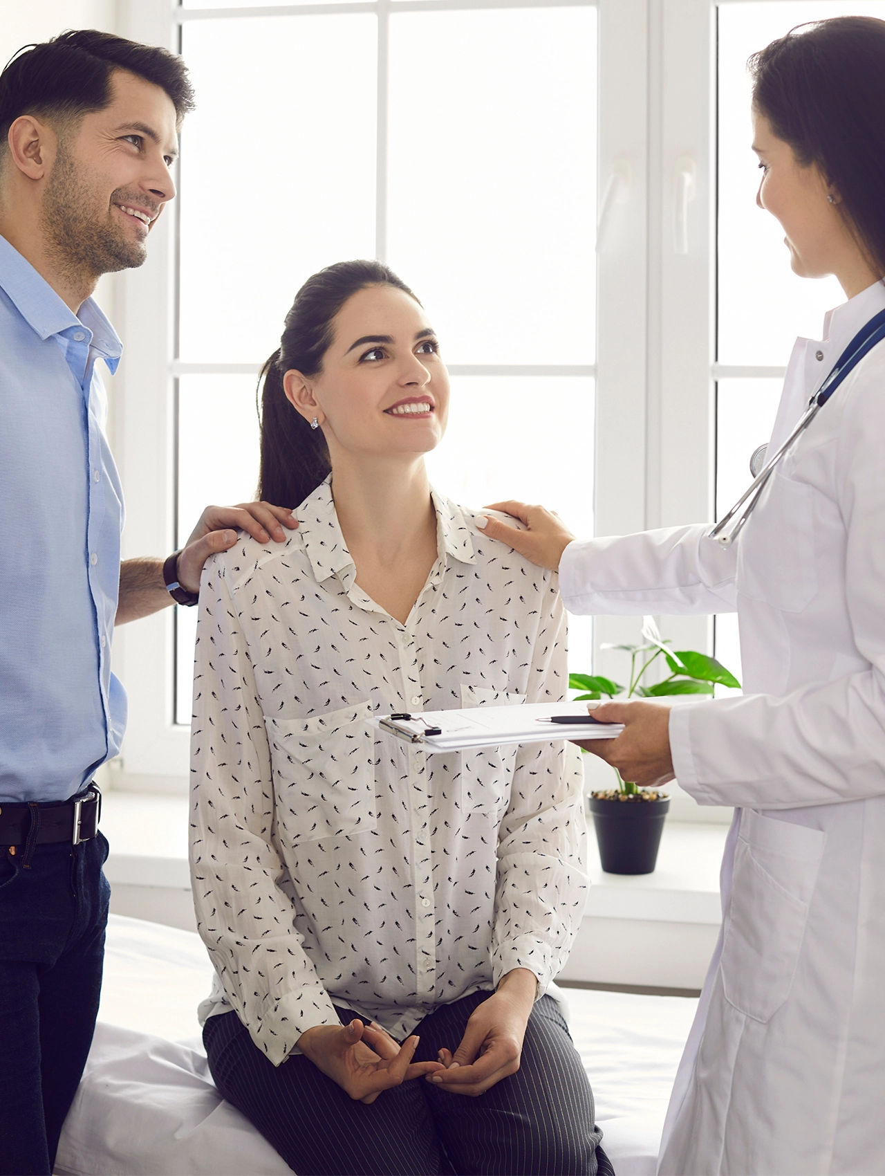 Pareja conversando con una médica durante una consulta: representación visual para el artículo "7 Preguntas sobre los métodos anticonceptivos que toda pareja debería hacerse", preguntas sobre los métodos anticonceptivos, métodos anticonceptivos