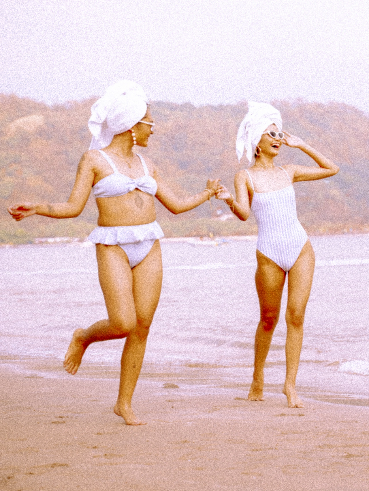 Mujeres disfrutando juntas en la playa con independencia y alegría – mujeres divorciadas en busca de pareja.